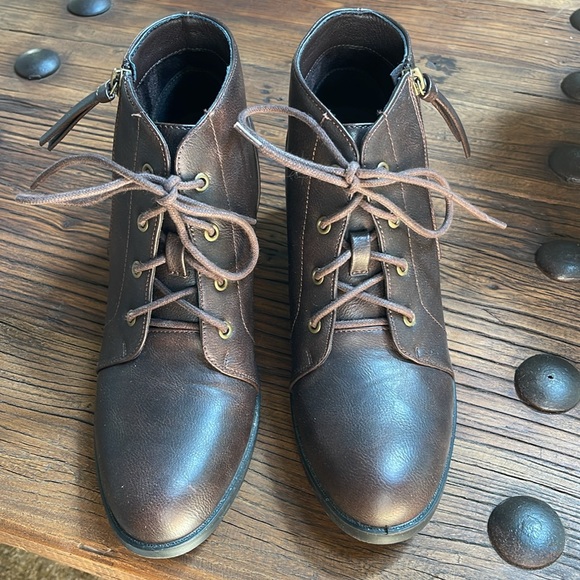 Ankle boots by easy street size 8 1/2 medium - Picture 2 of 9